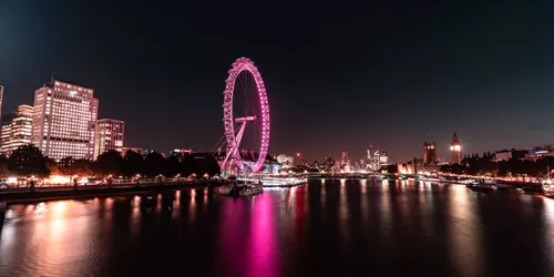 a picture of the London eye at night