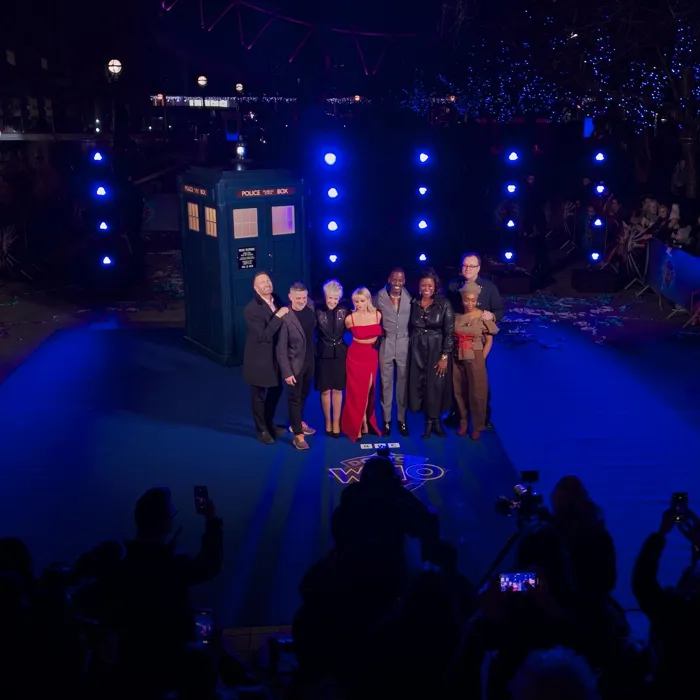 The Dr Who cast turn the Eye blue!