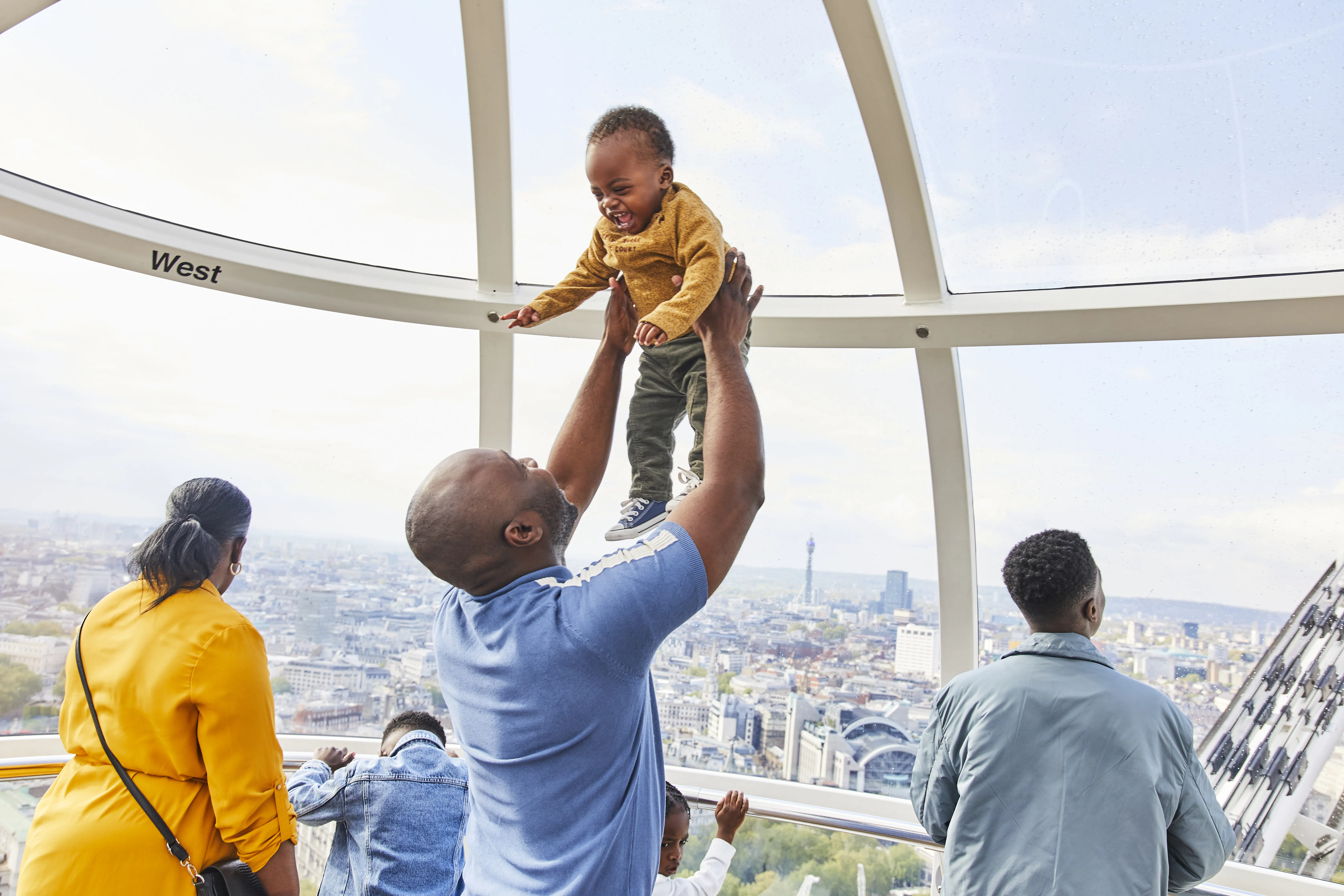 Elvis London Eye Family 070 LICENSED TIL JUN2025 (3)