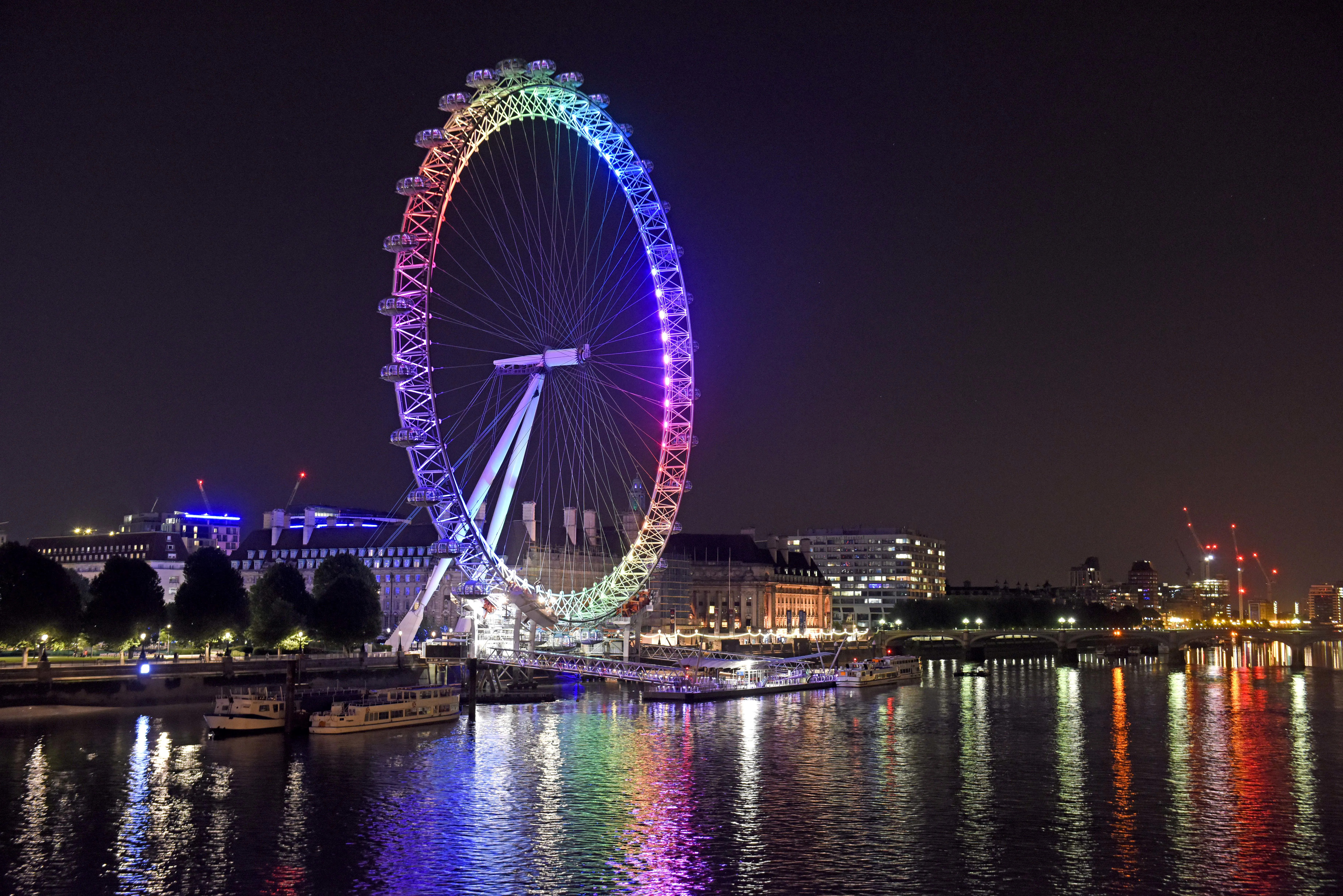 Thirty two pods, twenty years, one London Eye The London Eye
